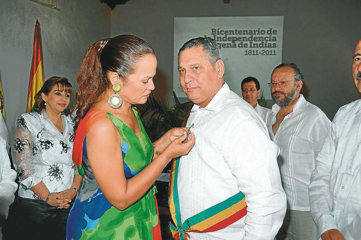 La alcaldesa Judith Pinedo, impuso la medalla Gran Cruz al abogado cartagenero, Rafael E. Ostau Lafont Pianeta.