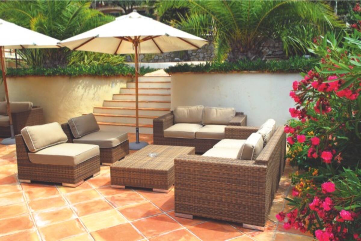 Asegúrese del material en que estén elaborados los cojines de exterior. Deben ser telas impermeables, resistentes a los cambios de clima y en especial al sol.