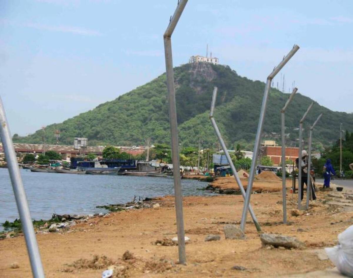 Seis tubos puestos para soportar la malla a orilla de la Ciénaga de Las Quintas fueron doblados por desconocidos. Dago Cabarcas-El Universal