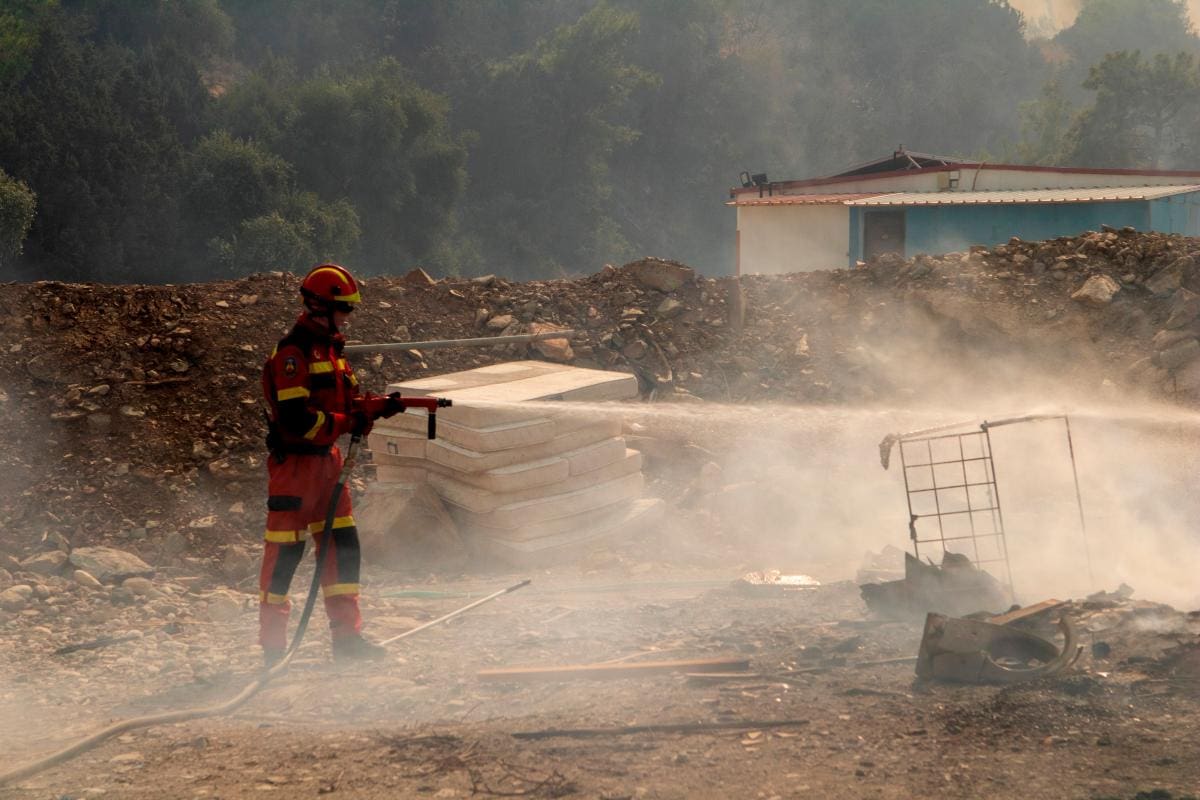 Incendio en isla griega se sale de control y deja más de 19.000 afectados