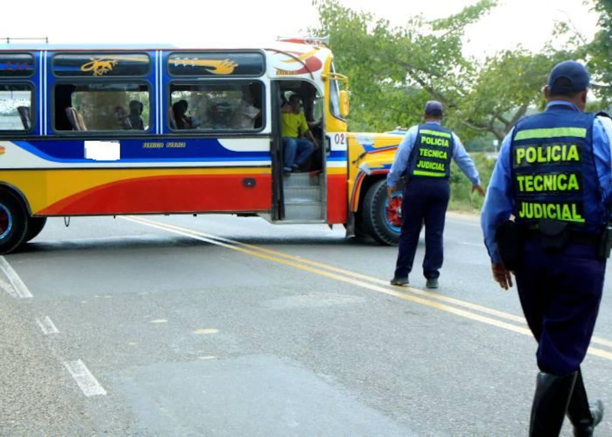 El conductor infractor fue sorprendido mal parqueado ayer en la mañana, su responsabilidad ante las autoridades apenas comienza, multas millonarias, falsificación y otros delitos están en su panorama cercano.