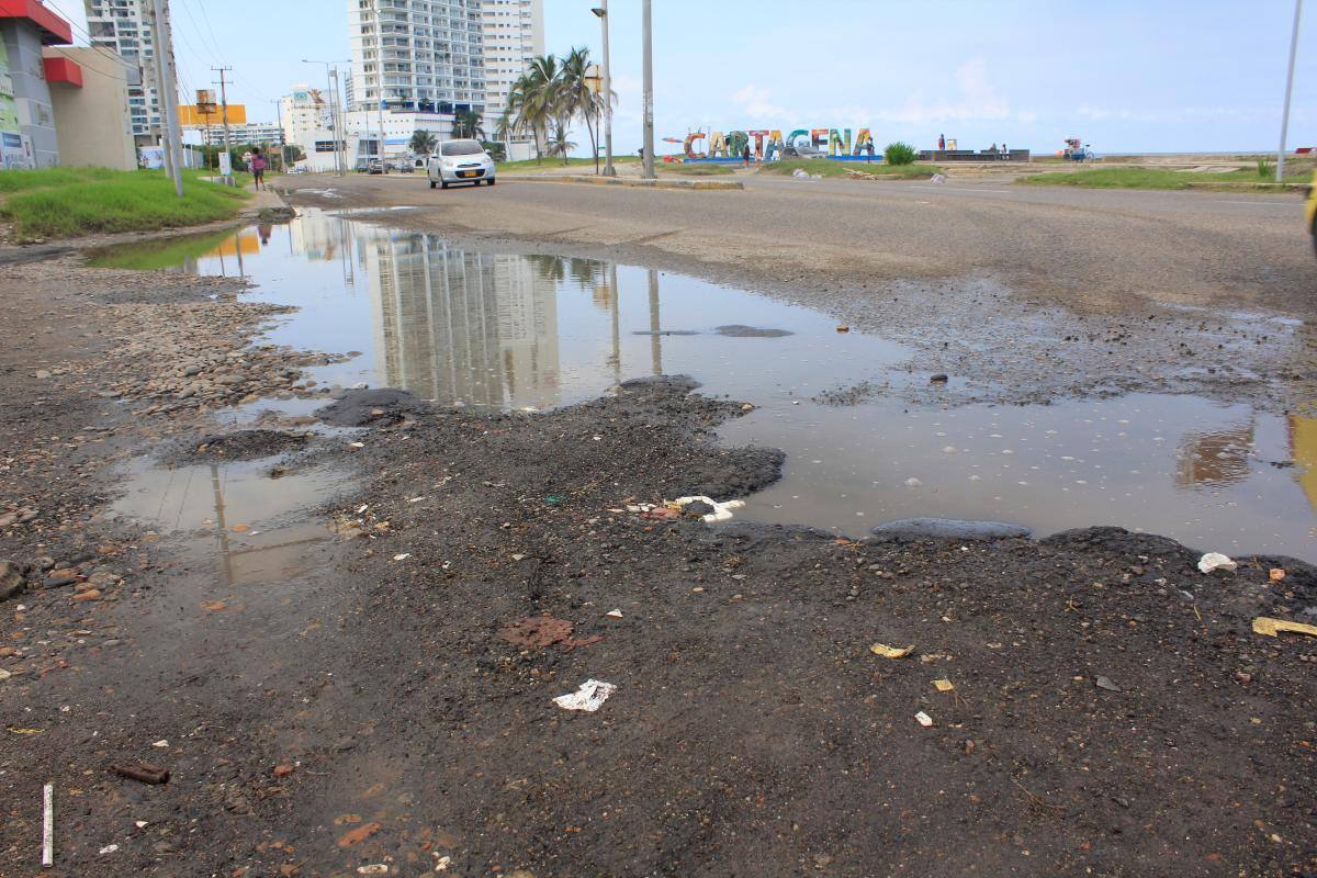 También en la Santander, pero a la altura de Marbella, diagonal al letrero de colores de bienvenida a Cartagena, está este otro hueco de grandes dimensiones.