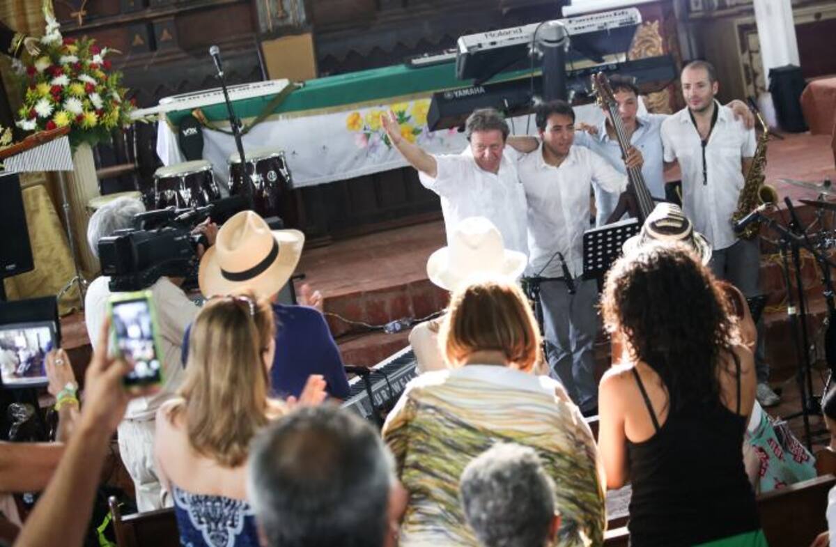 El Maestro Óscar Acevedo con algunos de los músicos participantes. cortesía