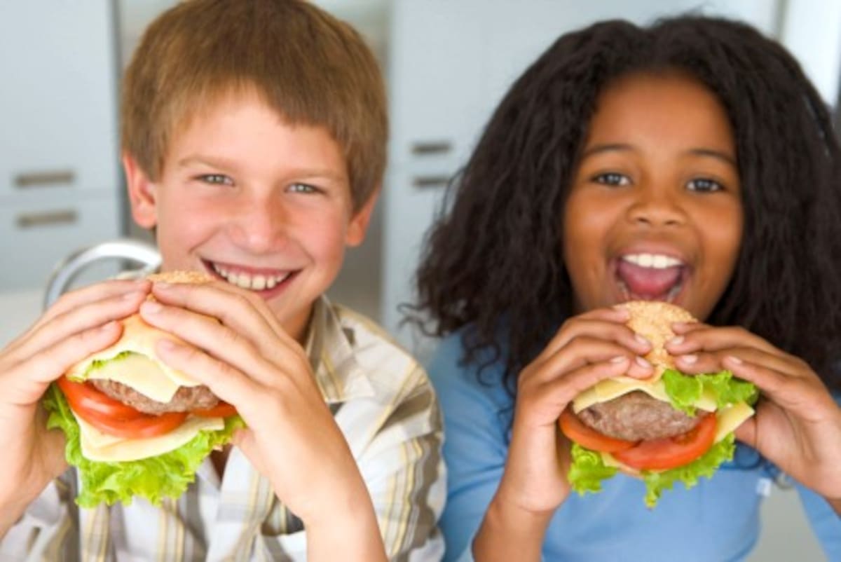 Se fomentará que los niños coman saludable para evitar el aumento en la epidemia de obesidad. 123 Royalty Free