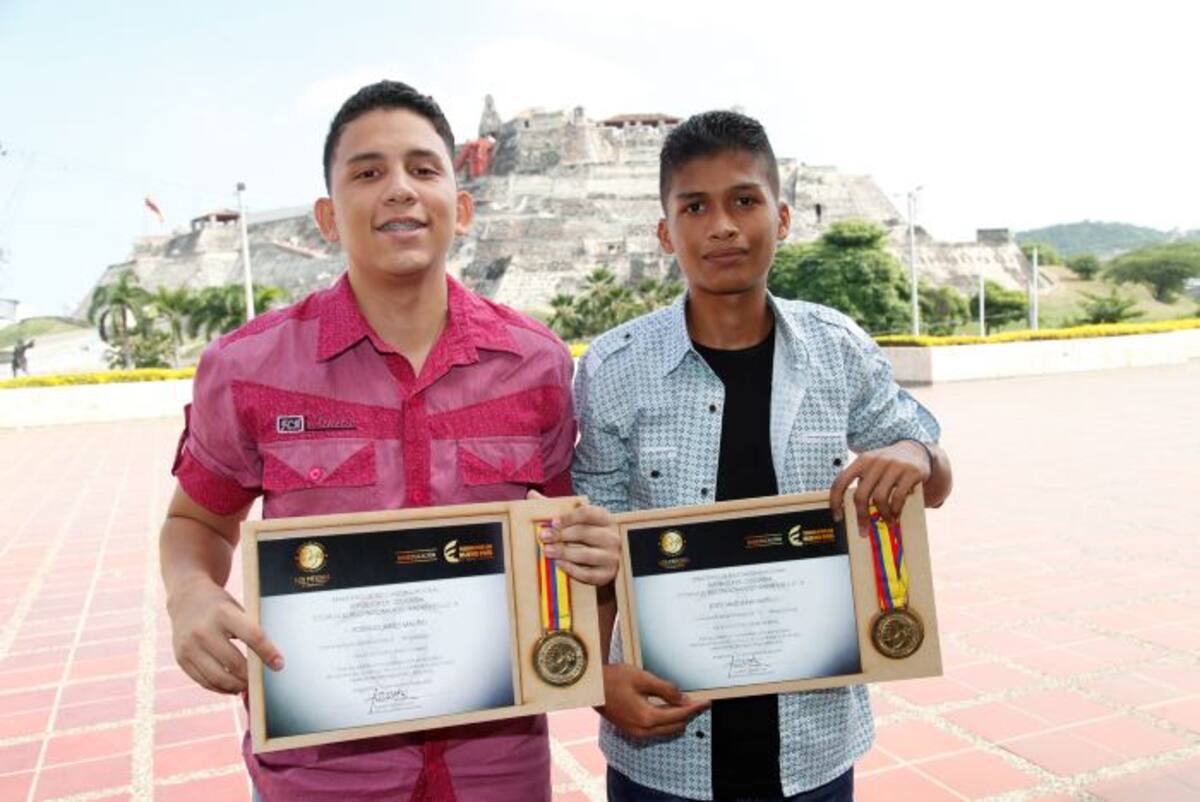 Rodrigo Jaimes Madrid y Jesús Luna Castillo, estudiantes del colegio Soledad Acosta de Samper recibieron el reconocimiento Andrés Bello y una beca Ser Pilo Paga. Aroldo Mestre.