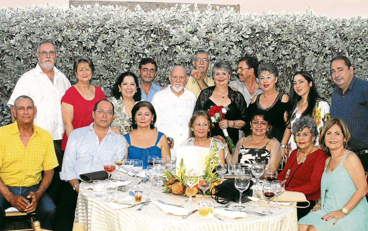 De pie: Álvaro Arrieta, Teresa Ricardo, Blanca Echeverry, Aroldo Arrieta, Álvaro Angulo, Gabriel Arrieta, Mirna de Angulo, Edgardo Arrieta, Silvia Arrieta, Gina Martínez y Rafael Bustillo; sentados: Ricardo González, Humberto Franchesqui, Rosario Arrieta, Miriam de Arrieta, Carmen Rocío Arrieta, Rebeca Angulo y Carmiña Sarabia. Maruja Parra /El Universal/