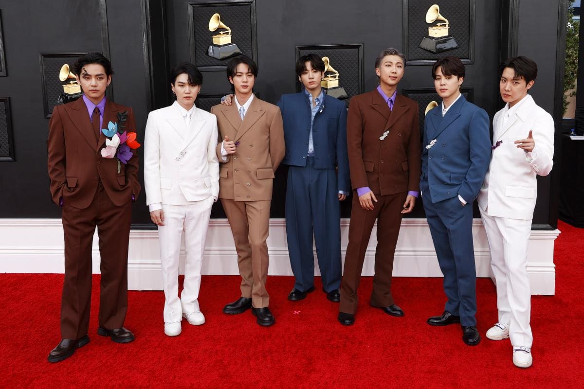 Miembros de BTS se alistan para prestar servicio militar obligatorio