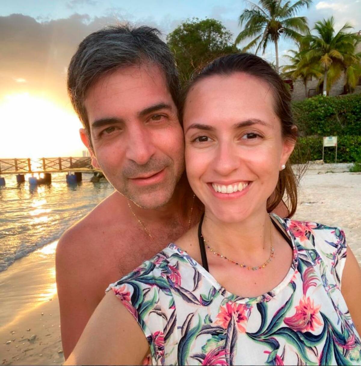 Marcelo Pecci y su esposa Claudia Aguilera Quintana bajaron a tomar el sol el martes en la mañana antes de regresar a su país.