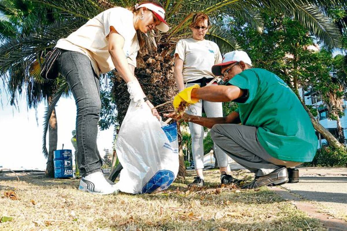 Con el apoyo de la Comunidad, el EPA y otras entidades del Distrito limpiaron el Paseo Peatonal de Manga. CORTESÍA