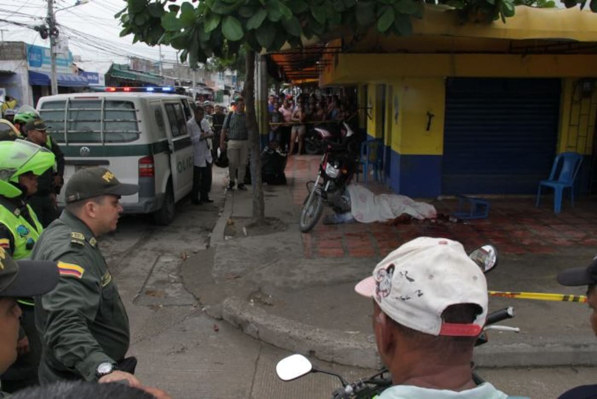 El asesinato ocurrió al mediodía de ayer, cuando el mototaxista Erick Corega España acababa de llegar a una tienda, en la carrera 100 del barrio San José de Los Campanos. El hecho causó pánico en el sector.