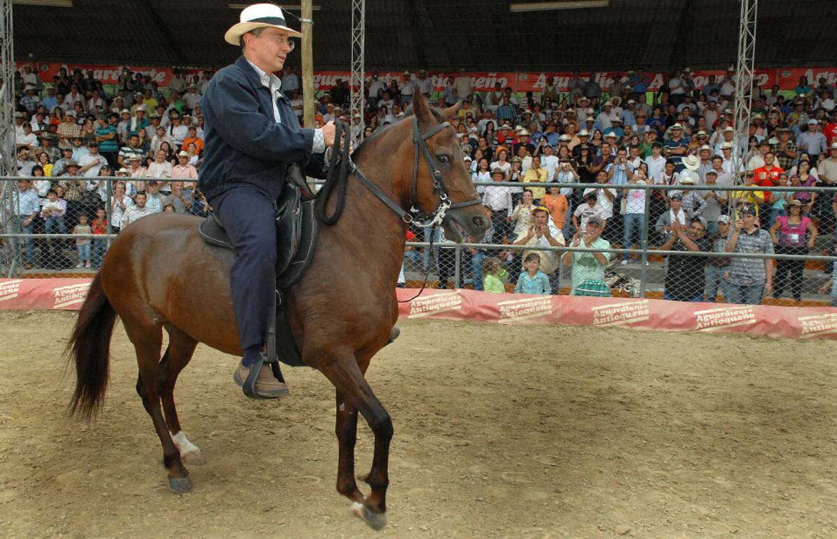 El expresidente Uribe en la exposición equina de la Feria de las Flores en 2008. ARCHIVO