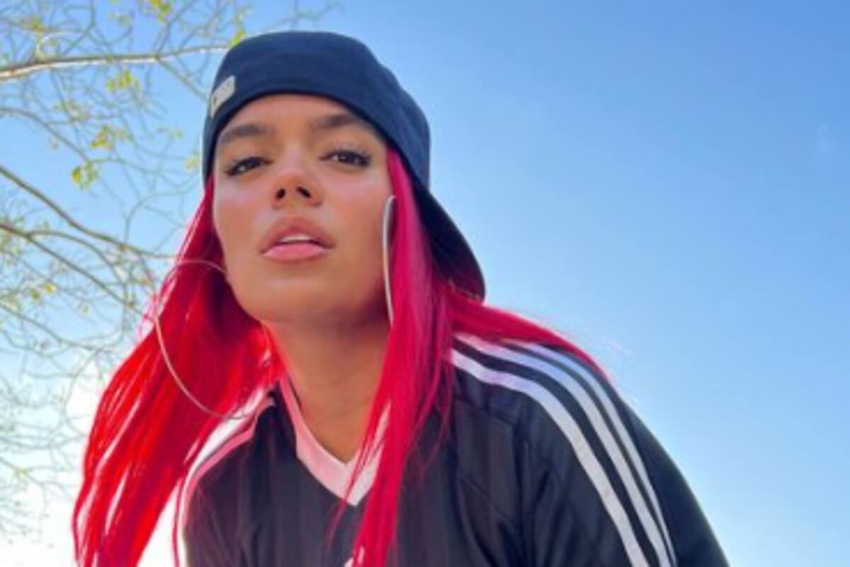 Karol G está molesta por foto en revista pasada de retoques