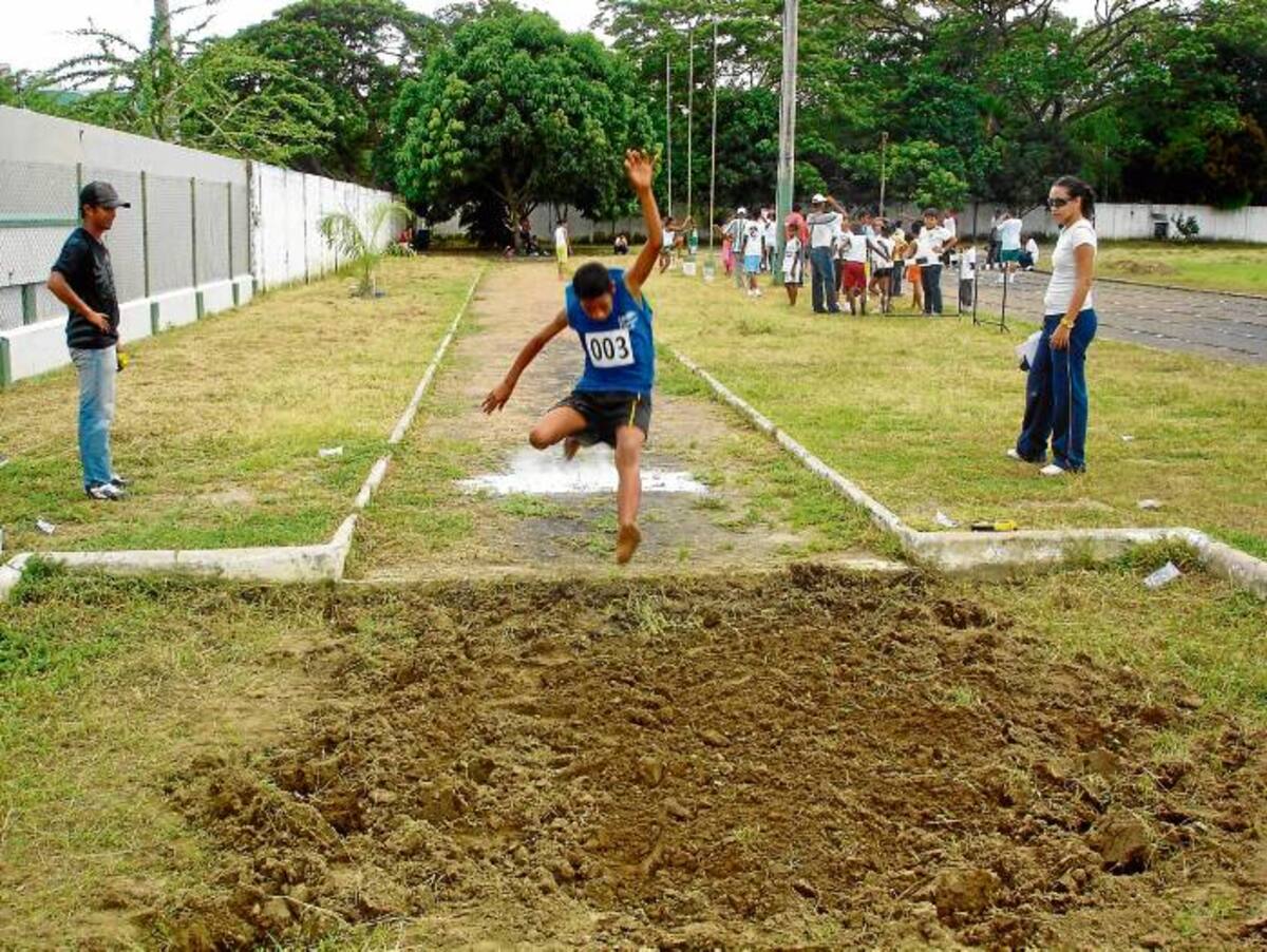 Los deportistas en las diferentes especialidades del atletismo esperan que se active la organización y programación del deporte base cordobés.