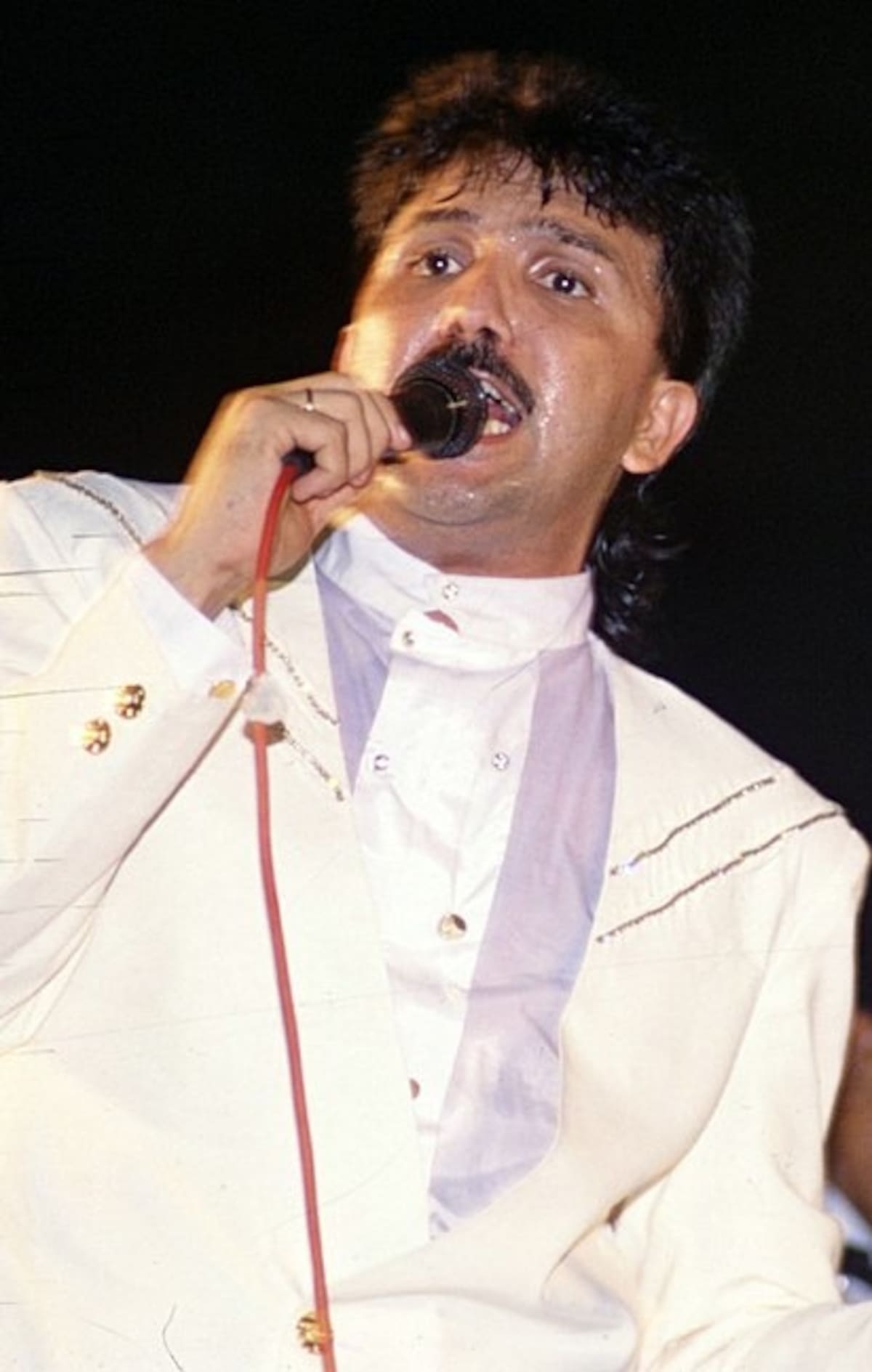 Rafael Orozco: Tenía 38 años. Lo asesinaron frente a su casa, en Barranquilla, el 11 de junio de 1992. El cantante de El Binomio de Oro celebraba el cumpleaños de una de sus hijas cuando dos ayudantes de la agrupación llegaron a buscarlo. Mientras hablaba con ellos, un sujeto le disparó varias veces. El caso fue cerrado como un crimen pasional, pues, según las investigaciones, Orozco se disputaba el amor de una mujer con un narcotraficante.