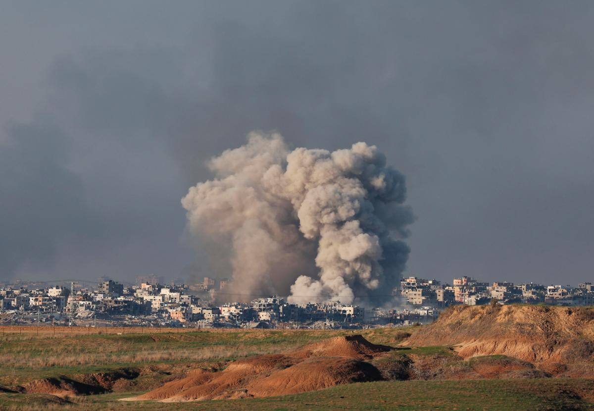 El moke se eleva sobre Shejaia, en el norte de la Franja de Gaza, tras los bombardeos del ejército israelí, visto desde Be’eri, Israel, el 16 de diciembre de 2023. // EFE/EPA/ATEF SAFADI