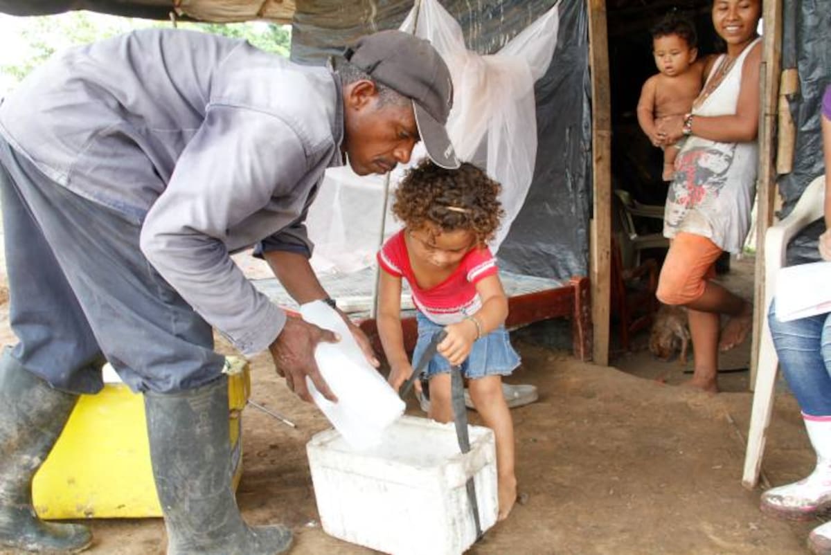 La comunidad tiene acceso agua, pero no es potable, por ende Luis Fernando Ramos Herrea, visita una a una las viviendas para venderles hielo. Beatriz Martínez Alberto de la etnia Kankuama, quien esta casada con un cartagenero, es una de las fieles compradoras. OSCAR DÍAZ ACOSTA / EL UNIVERSAL