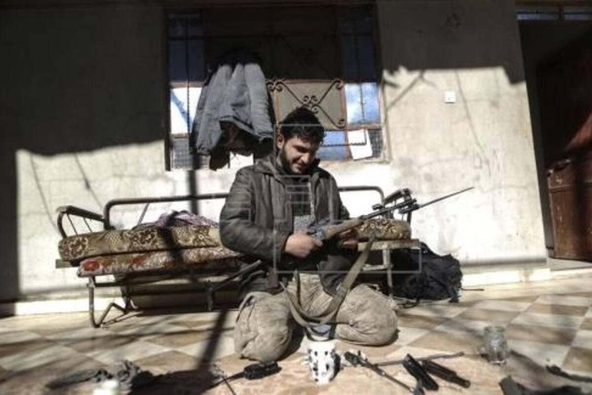 En la imagen, un soldado del Ejército del Islam (Jaysh al-Islam) limpiando su arma en la localidad de Duma, controlada por los rebeldes, a las afueras de Damasco, Siria. EFE