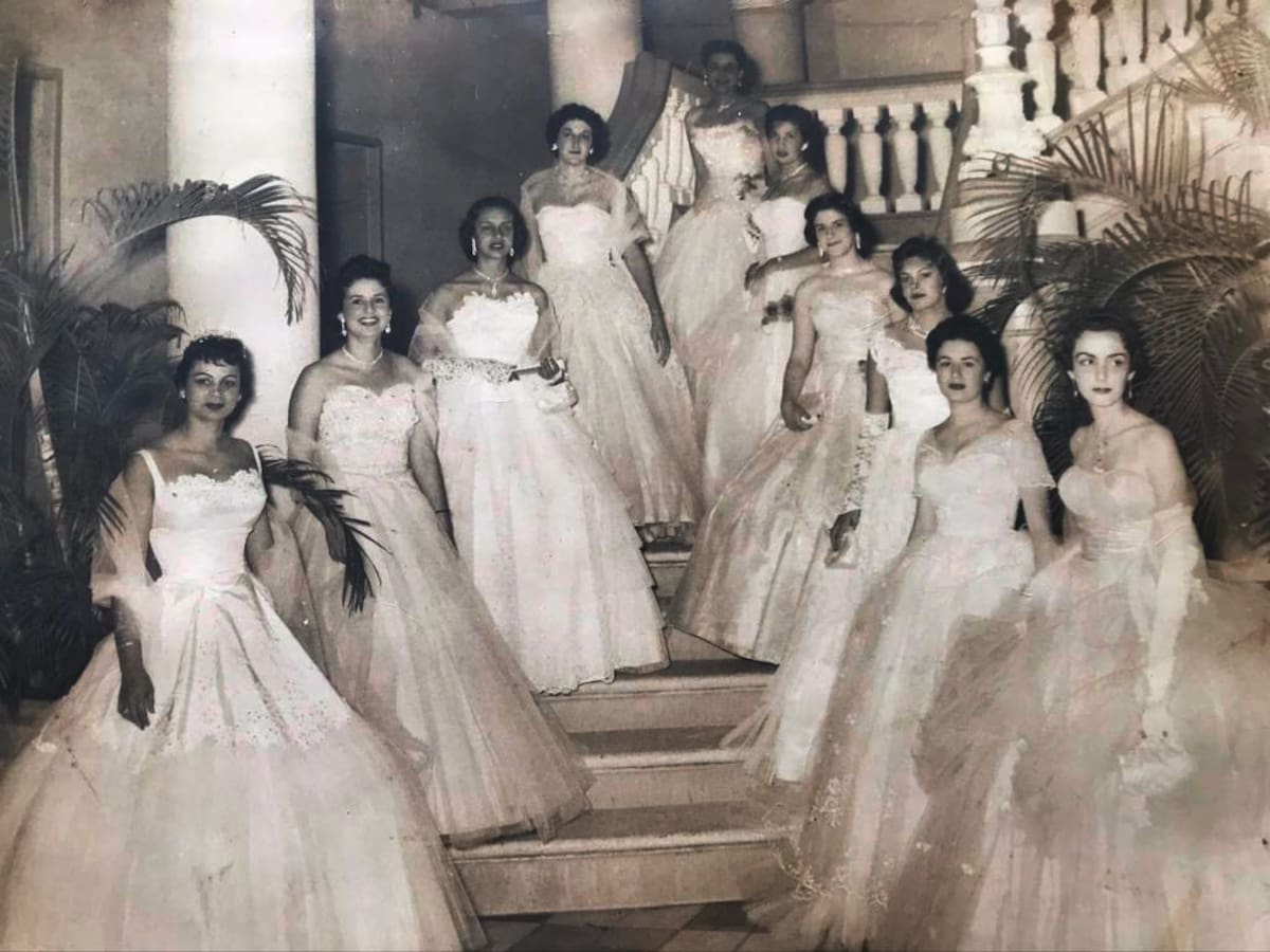 Las presentaciones en sociedad de las jovencitas hijas de socios, una fiesta tradicional en los clubes, en las que lucían trajes largos por primera vez y bailaban vals.