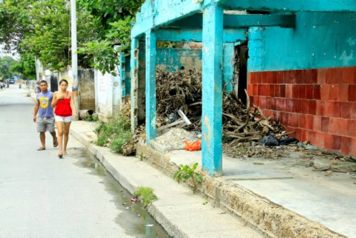 Esta casa se ha convertido en el basurero del barrio.