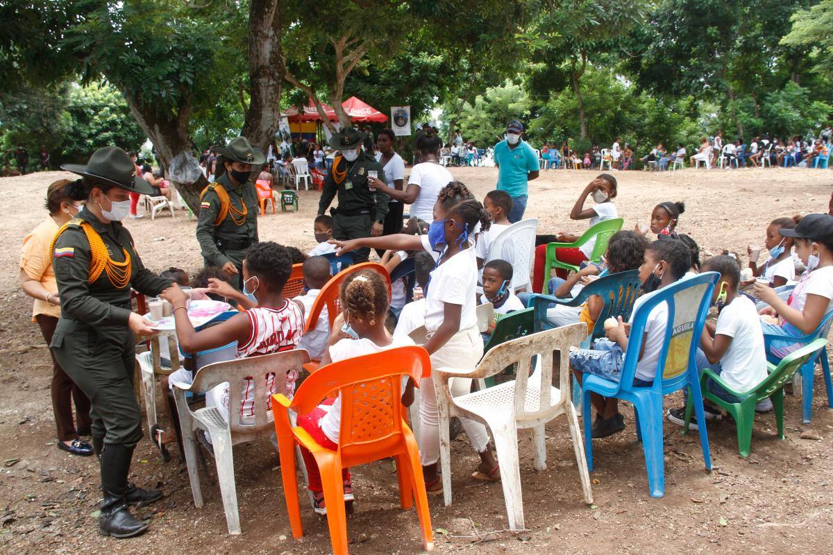 300 niños de la invasión Bendición de Dios recibieron ayudas