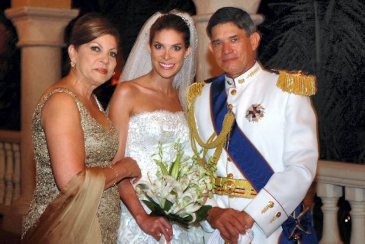 El general Padilla y su esposa Ada Hodges de Padilla, con su hija, Ada, el día de su matrimonio con Andrés Zafra, en Cartagena.