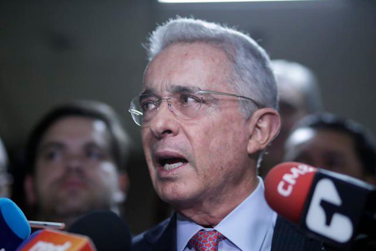 En abucheos terminó visita de Álvaro Uribe a Santa Marta