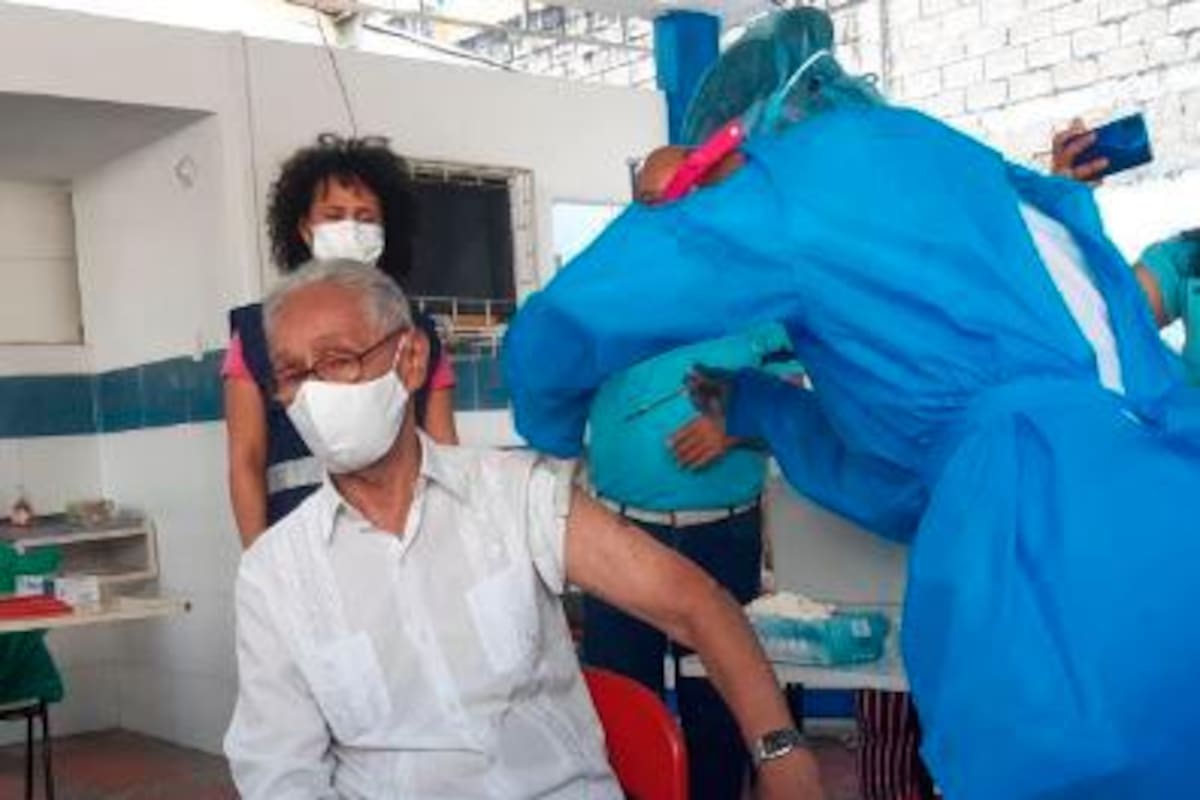 Usualdo Gaviria, primer adulto mayor vacunado contra COVID en Cartagena