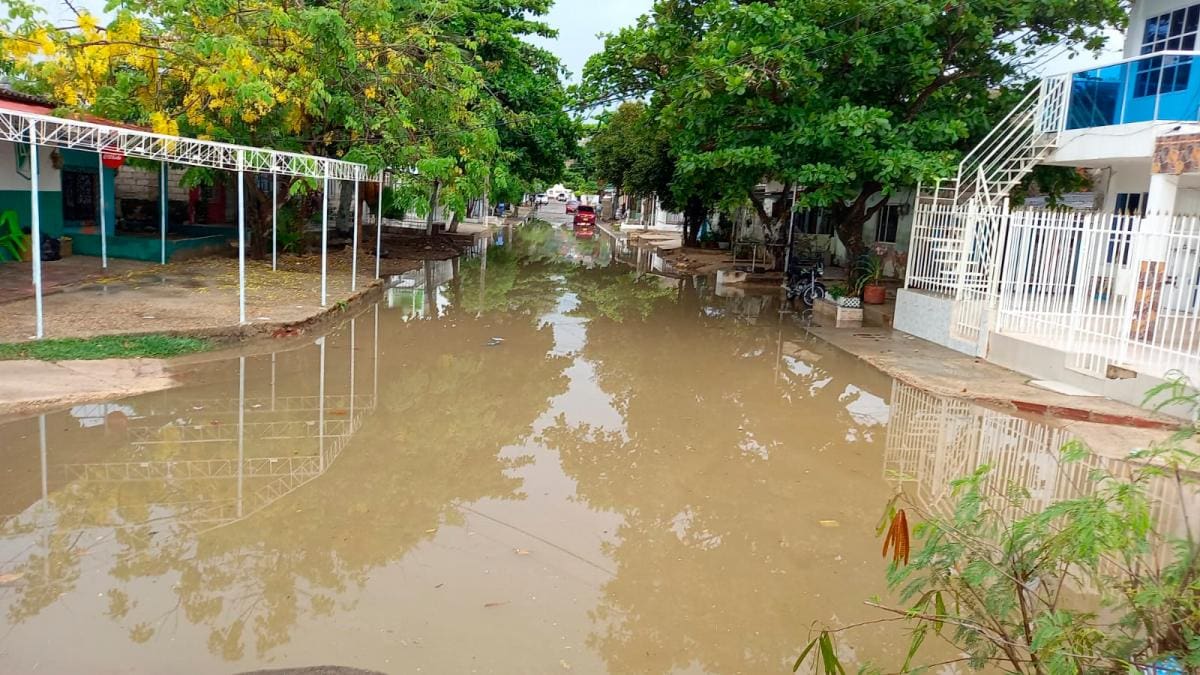 Calle inundada en San Pedro y Libertad, aledaña al caño Juan Angola. // Julio Castaño.