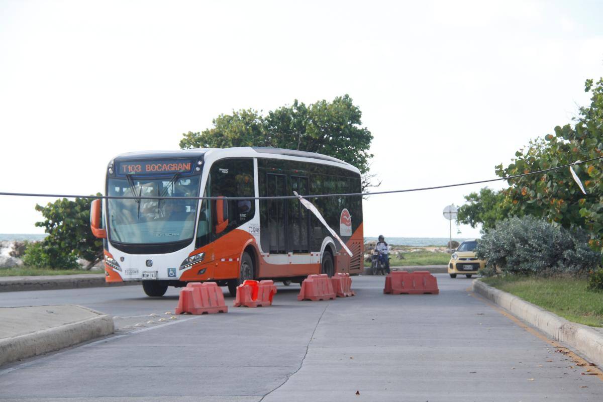 La vía de acceso a Bocagrande, frente al Monumento de Las Palenqueras, quedó clausurada desde ese punto y así permaneció hasta hoy a las 5 de la tarde. //Foto: Luis Herrán