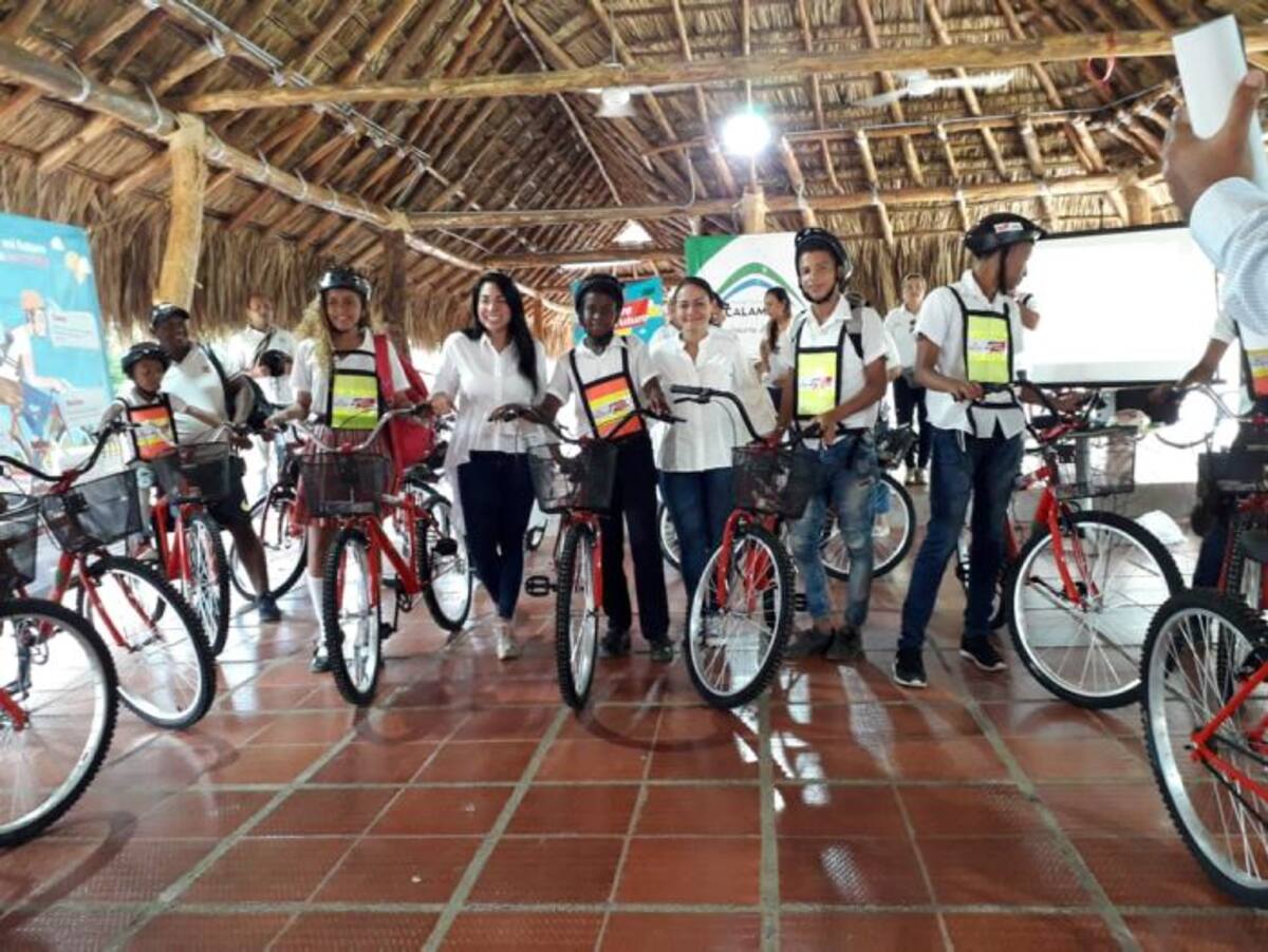 Las bicicletas fueron entregadas por las gestoras sociales de Bolívar, Liliana Majana, y de Calamar, Leonor Reales, en el marco del programa “Mueve mi Futuro”. Lila Leyva Villarreal