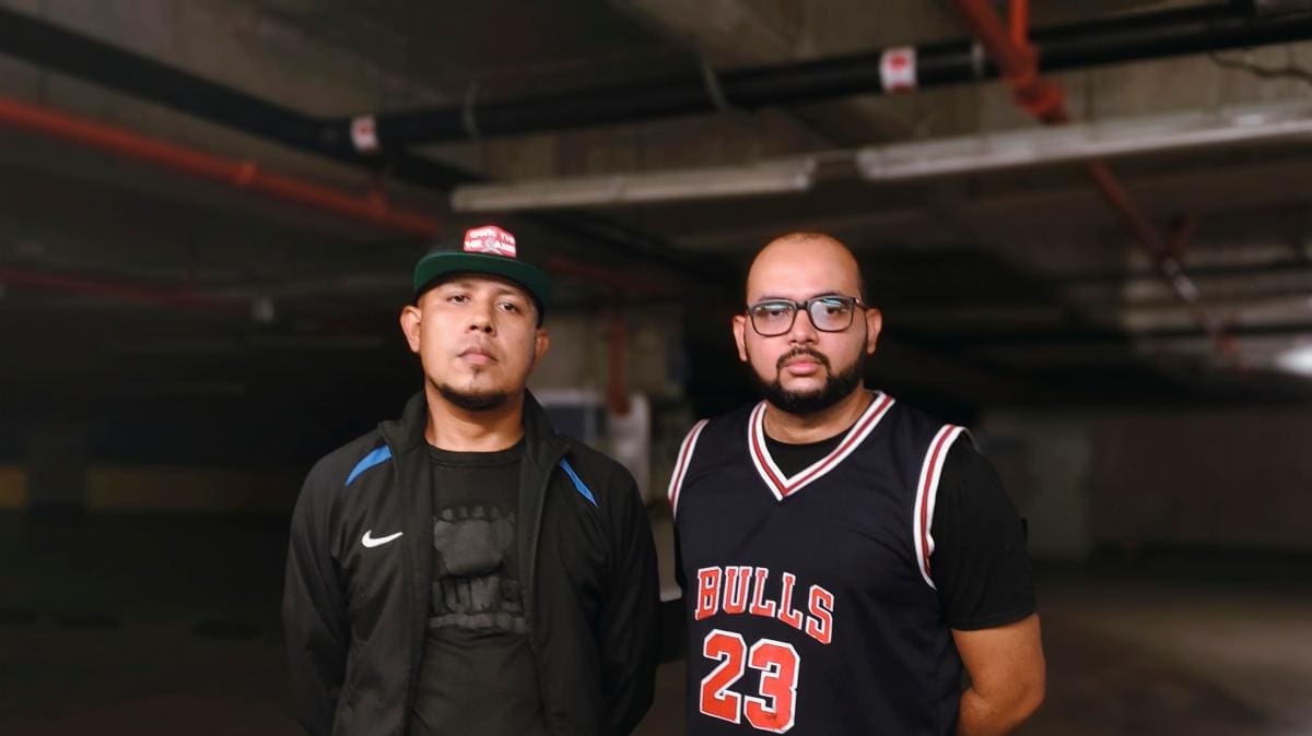 Centinela junto a su productor, Vizcaíno, en la grabación de ‘Bestial’. // Foto: Cortesía.