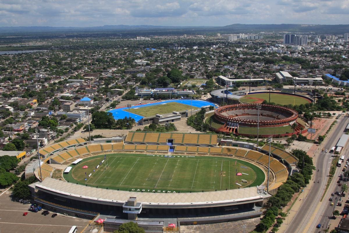 Bonito se ve desde arriba el Estadio Jaime Morón. El tema son los desniveles en la grama, un evidente peligro para la práctica de fútbol profesional. //JULIO CASTAÑO - EL UNIVERSAL.
