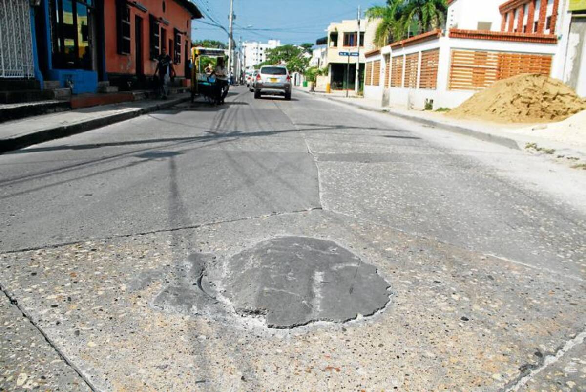 Con capas de cemento los moradores del Segundo Callejón buscan frenar el agua residual y los olores insoportables que ya no son conducidos por el vetusto alcantarillado de Manga. ÓSCAR DÍAZ, GENTE BAHÍA-EL UNIVERSAL