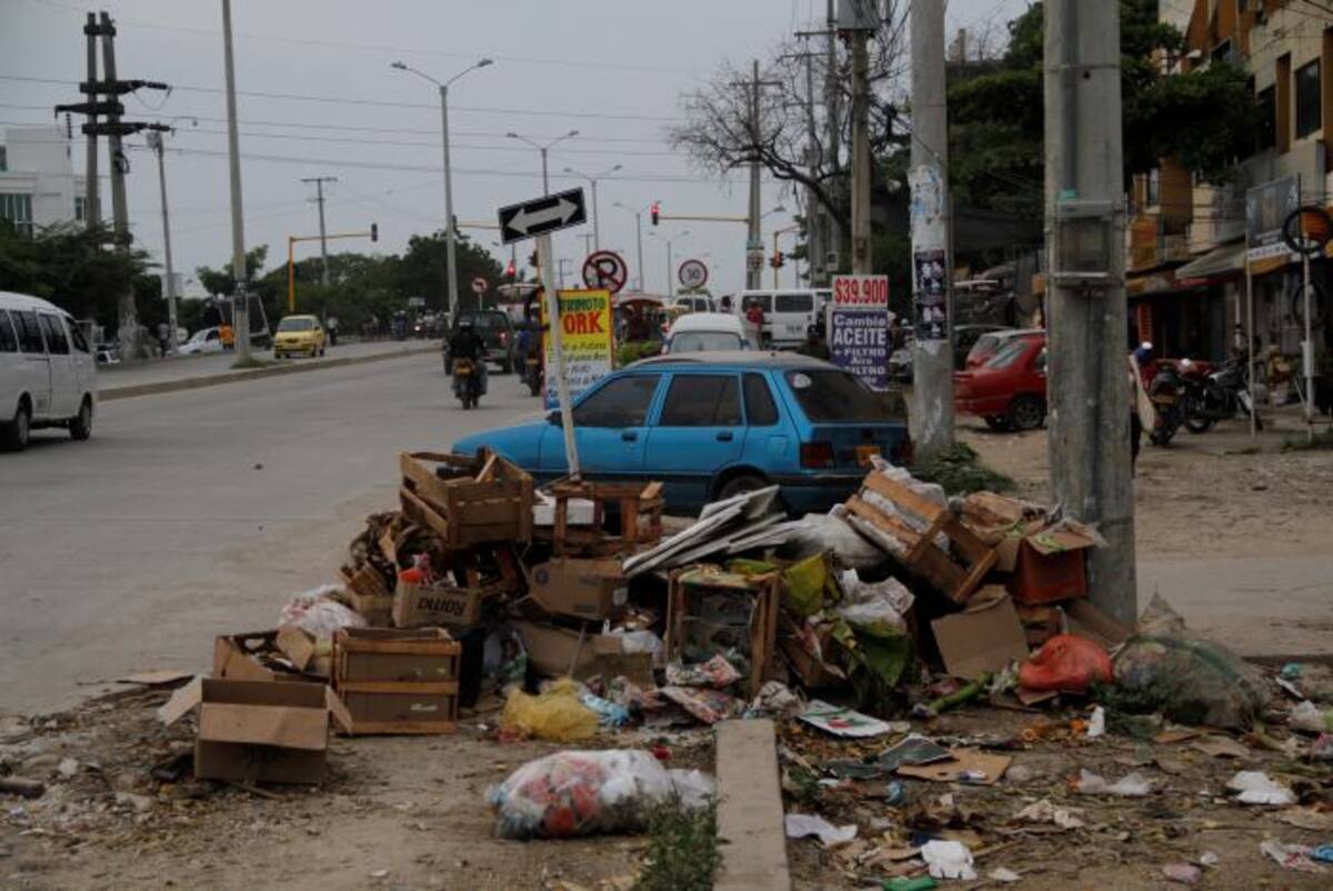 El barrio El Rubí, muy cerca de un centro comercial, tiene pésima imagen por cuenta de la basura que abunda en su entrada. Óscar Díaz