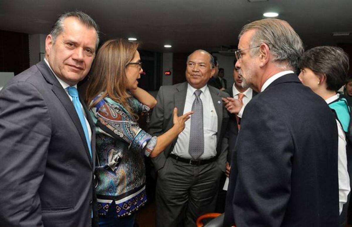 La ministra de Educación, Gina Parody y el ministro de Hacienda, Mauricio Cádenas. COLPRENSA.