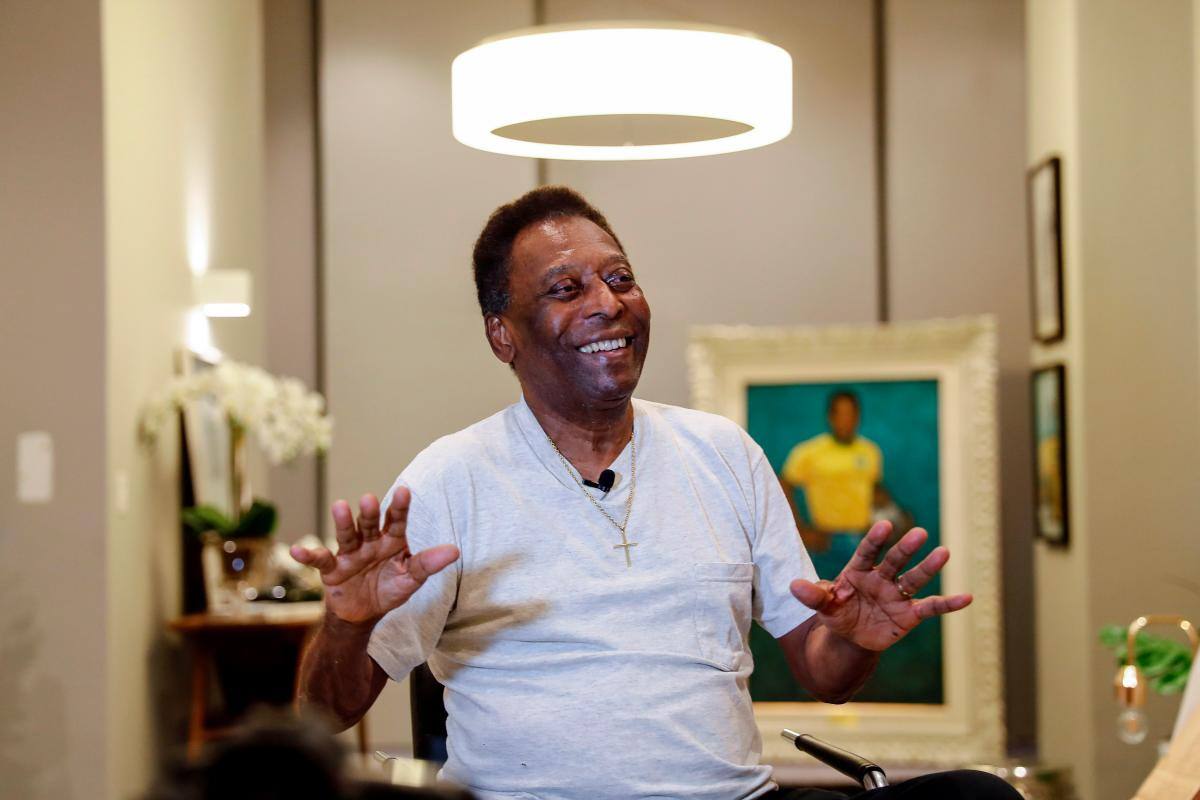 Pelé cumple un mes en el hospital; el mundo del fútbol a la expectativa