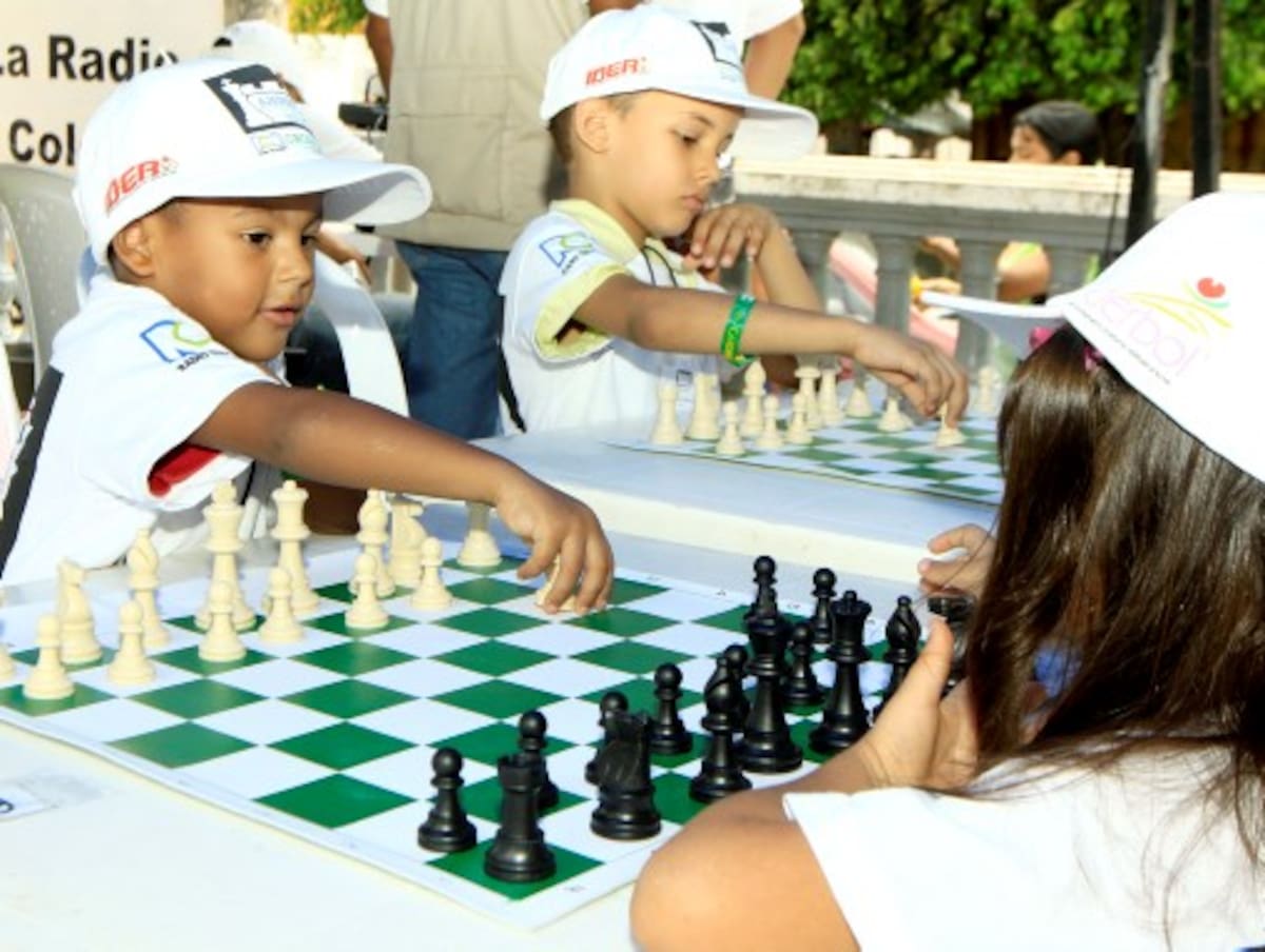 Los ajedrecistas que competirán en esta la primera parada de la quinta versión del Torneo Ajedrez al Parque RCN-Coosalud se reunirán desde mañana en el Parque Bolívar. Julio Castaño-El Universal