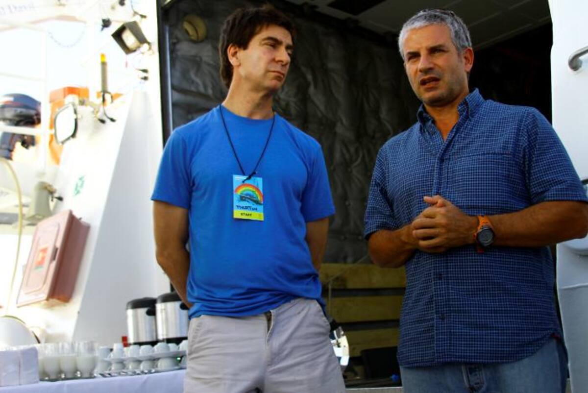 Martín Prieto, director ejecutivo de Greenpeace Andino, y Daniel Rizotti, capitán del barco. GERMÁN GÓMEZ POLO, EL UNIVERSAL