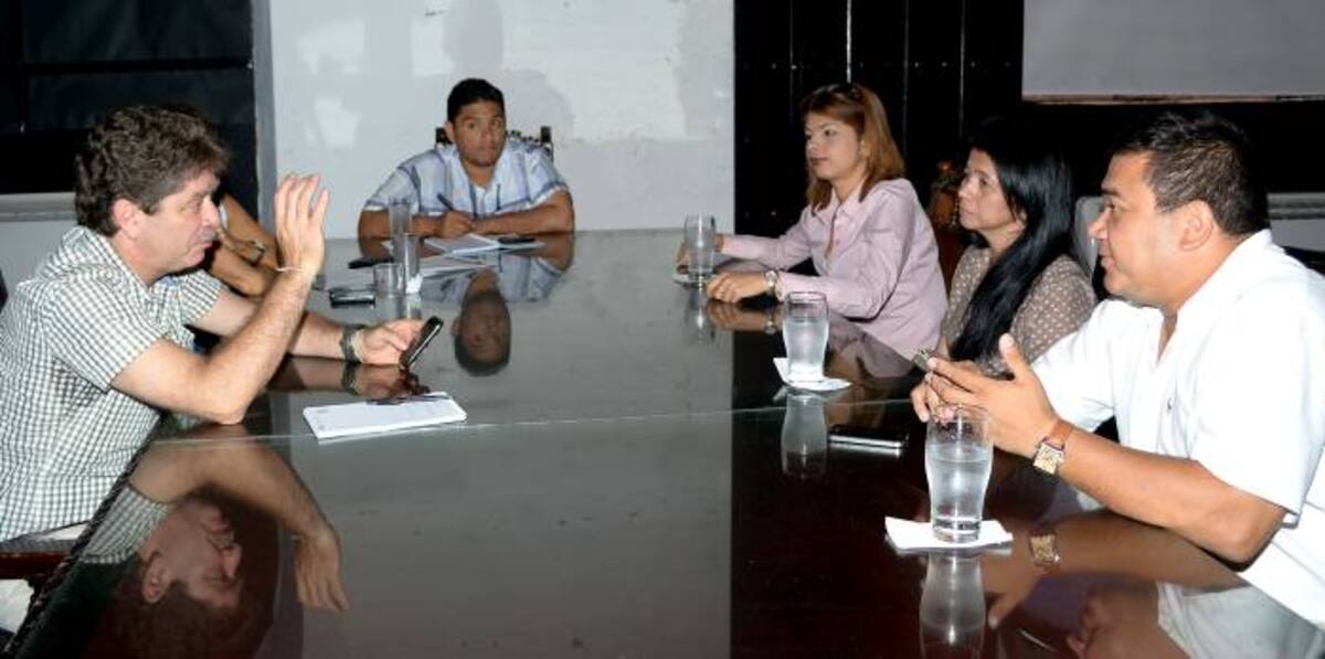 Reunión del alcalde Bruce Mac Master con funcionarios de Seatech. Los acompaña Carlos Figueroa, jefe de prensa de la Alcaldía. CORTESÍA