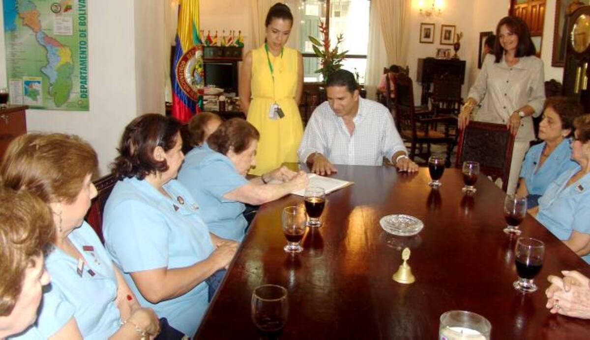 El contrato de comodato lo firmaron el gobernador Gossaín y la presidenta de la Liga, Elena Posada de Espinosa. PRENSA GOBERNACIÓN