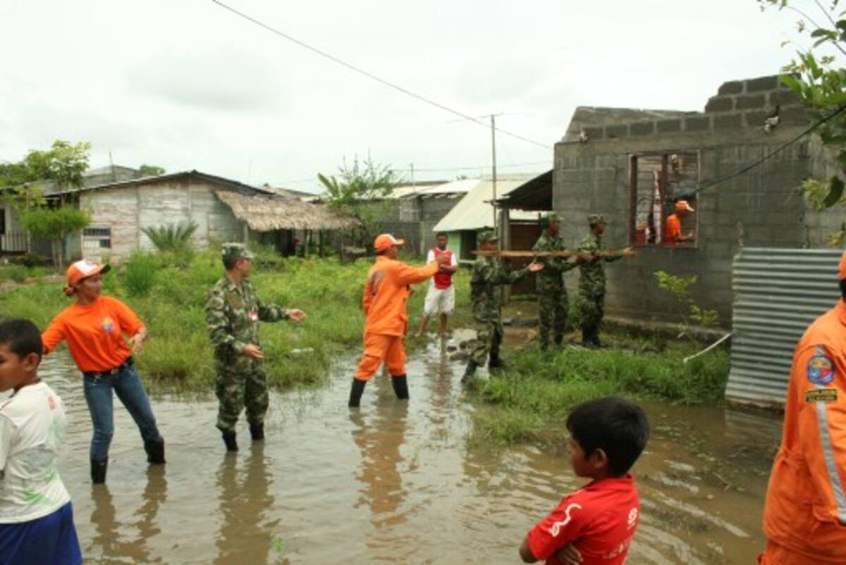 El Ejército está ayudando en la reconstrucción de las viviendas.