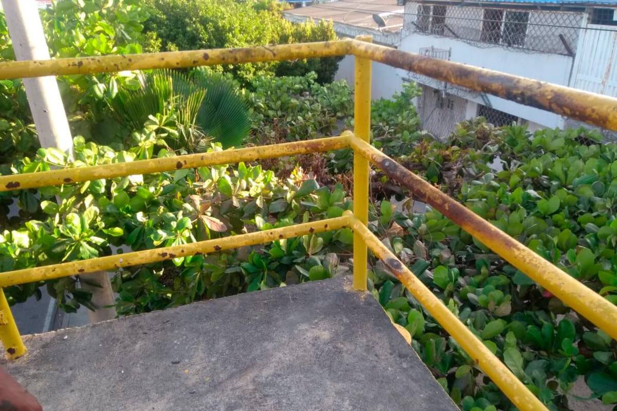 Joven sufre descarga eléctrica en puente peatonal de la Crisanto Luque