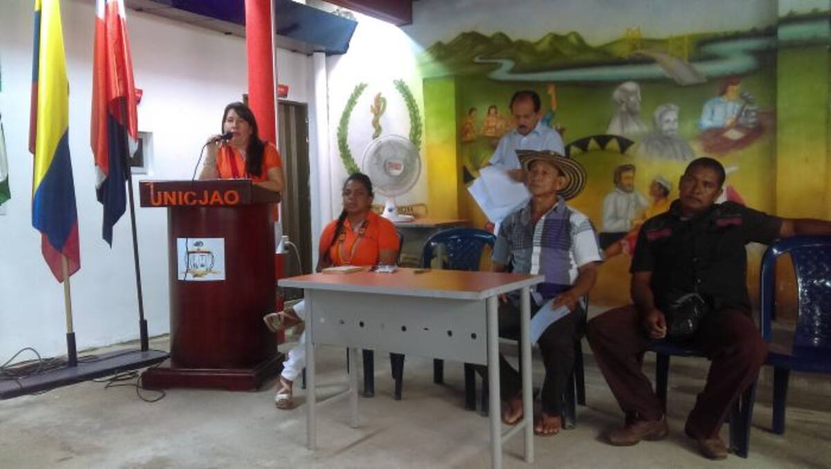 Carmen García, secretaria general de la Universidad Indígena, anunciando que no acatan la decisión del Ministerio.