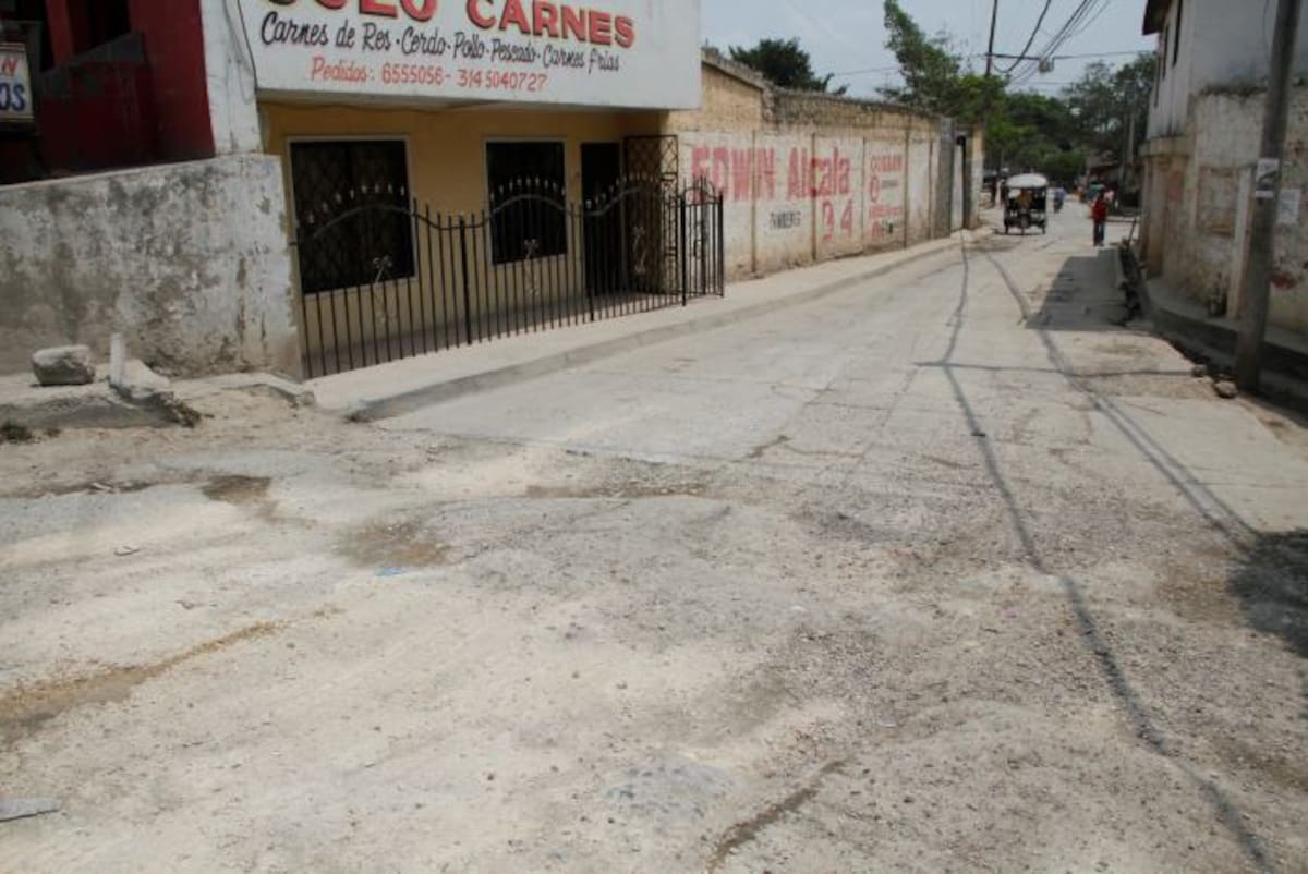 En la intersección entre la carretera Troncal y la entrada al Porvenir se nota el deterioro de la calle. Oscar Díaz/ El Universal