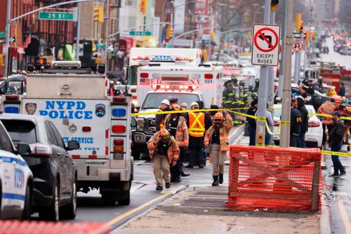 Funcionarios del Departamento de Policía y Bomberos de la ciudad de Nueva York en la escena del tiroteo múltiple. //EFE