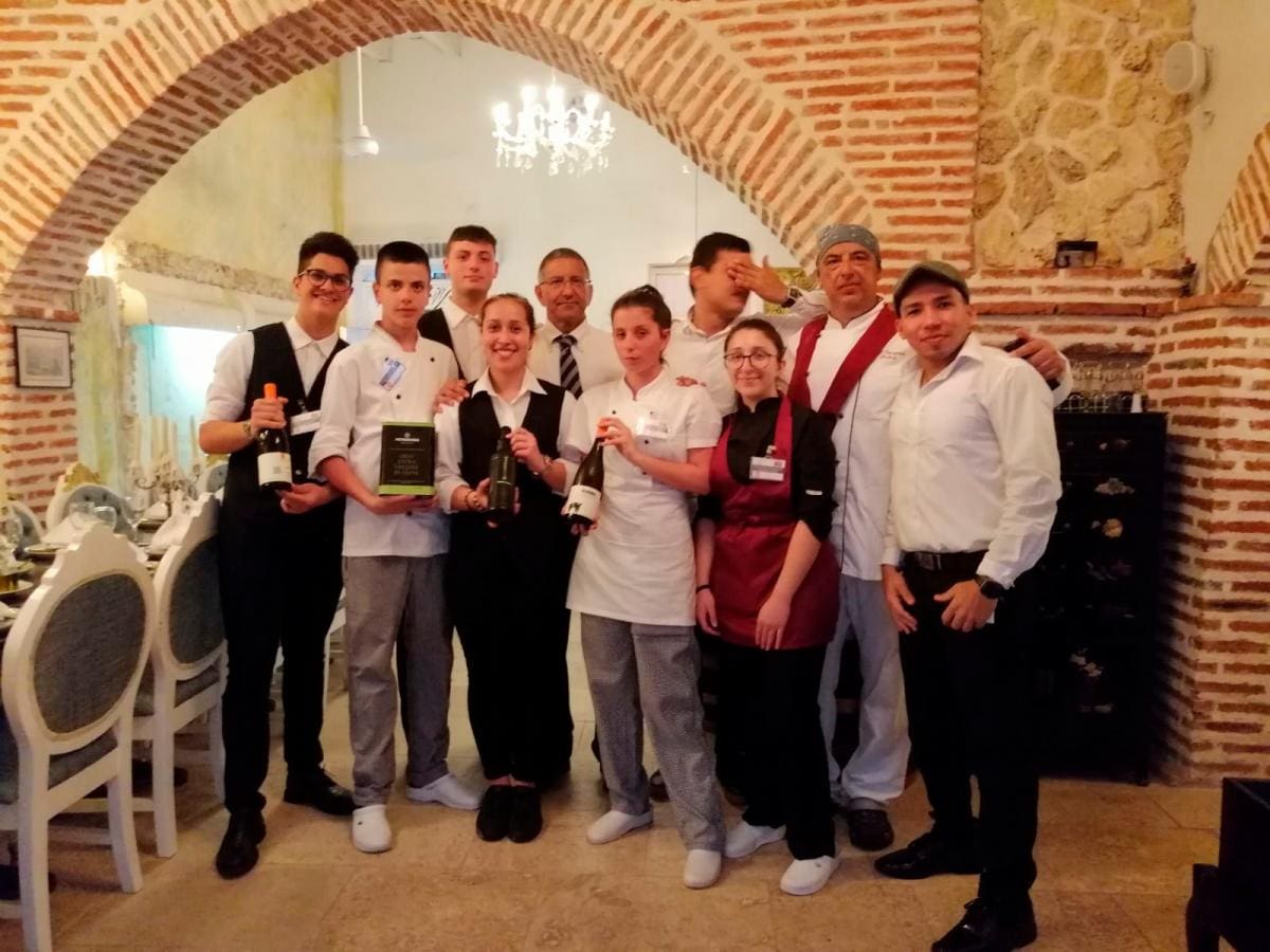 Profesores y estudiantes de la escuela ISS Ancel Keys de la ciudad de Castelnuovo-Cilento en Italia, de intercambio en Da Pietro Centro Histórico.
