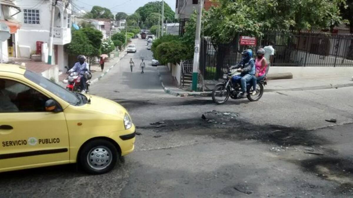Así amanecieron hoy jueves varios tramos de la avenida El Consulado luego de que el miércoles en la noche las comunidades afectadas por las interrupciones de luz quemaran llantas para exigir el restablecimiento del servicio. Óscar Díaz- El Universal