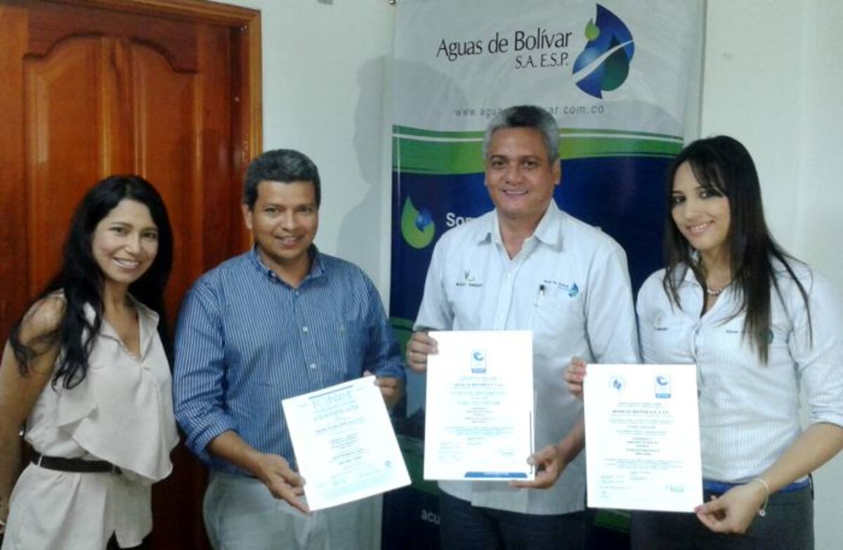 De izquierda a derecha Simón Antonio Bolívar, director regional Caribe del Icontec, y Maryori Cano, asesora de esa entidad, hacen entrega de la doble certificación a Álvaro Viloria Romero, gerente de Aguas de Bolívar S.A. y Karen Díaz Ulloque, líder del proceso de calidad en la empresa. Cortesía