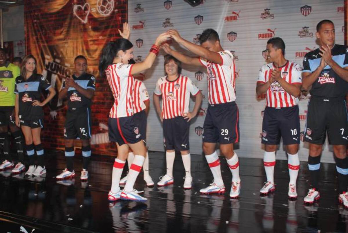 Teófilo Gutiérrez y otros jugadores se animaron a seguirle los pasos en la pista a la reina del carnaval. SATURNINO VÁZQUEZ