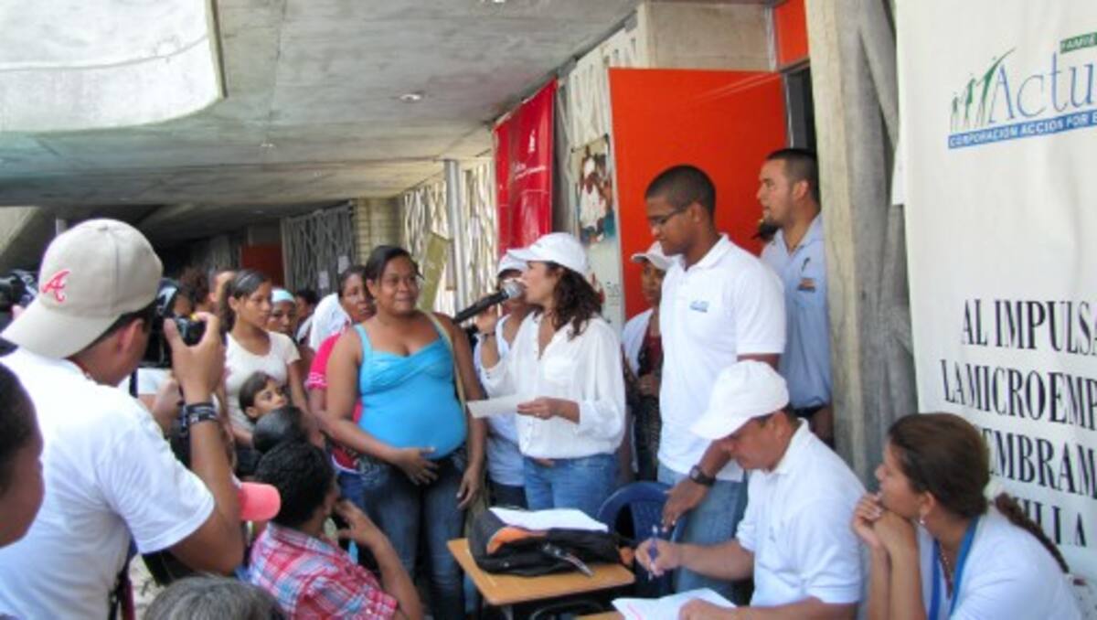 Adriana Borja Corrales, madre cabeza de hogar, recibió de manos de la alcaldesa, Judith Pinedo, el cheque por $750 mil del microcrédito. ANIBAL THERAN TOM-EL UNIVERSAL